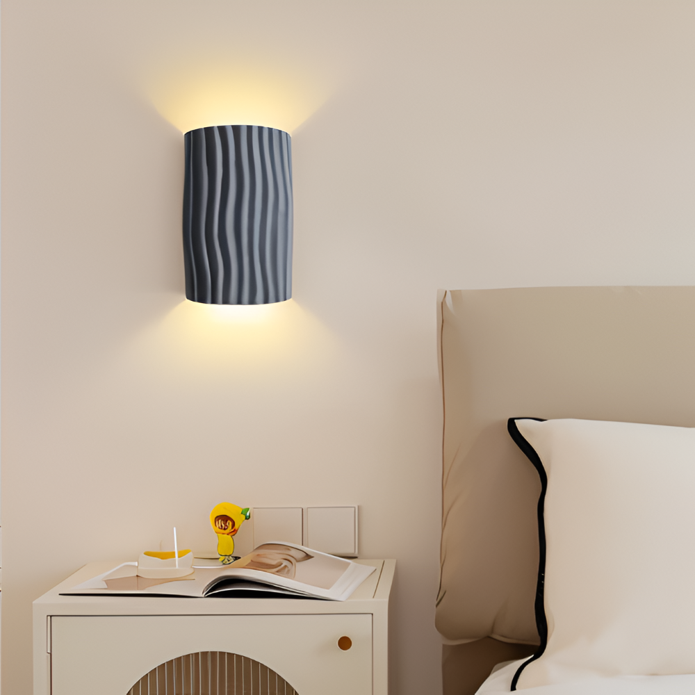 HuePleat – Kurvig Plisserad Vägglampa i Resin med Upp- och Nedåtriktad LED-belysning