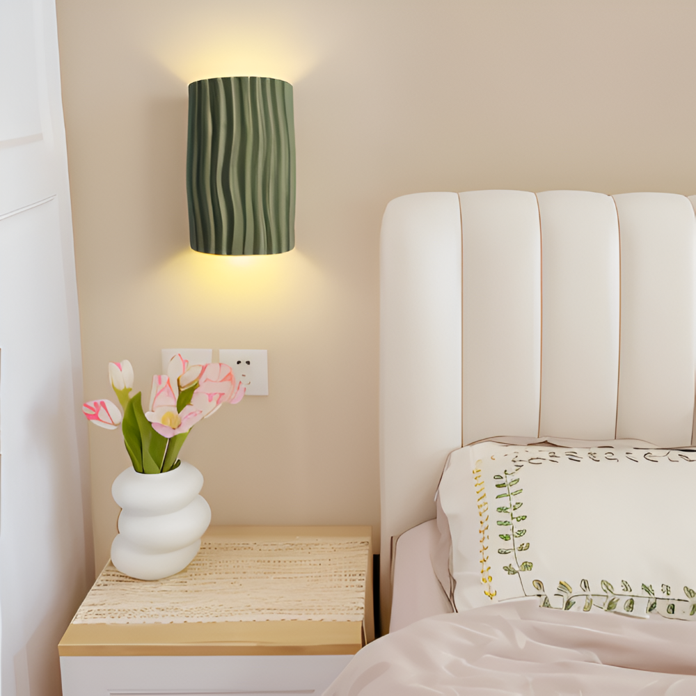 HuePleat – Kurvig Plisserad Vägglampa i Resin med Upp- och Nedåtriktad LED-belysning