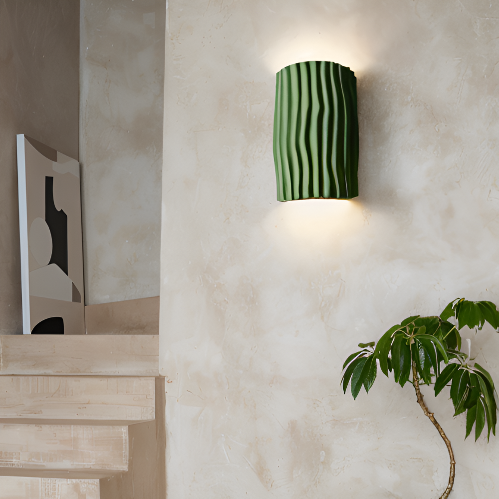 HuePleat – Kurvig Plisserad Vägglampa i Resin med Upp- och Nedåtriktad LED-belysning