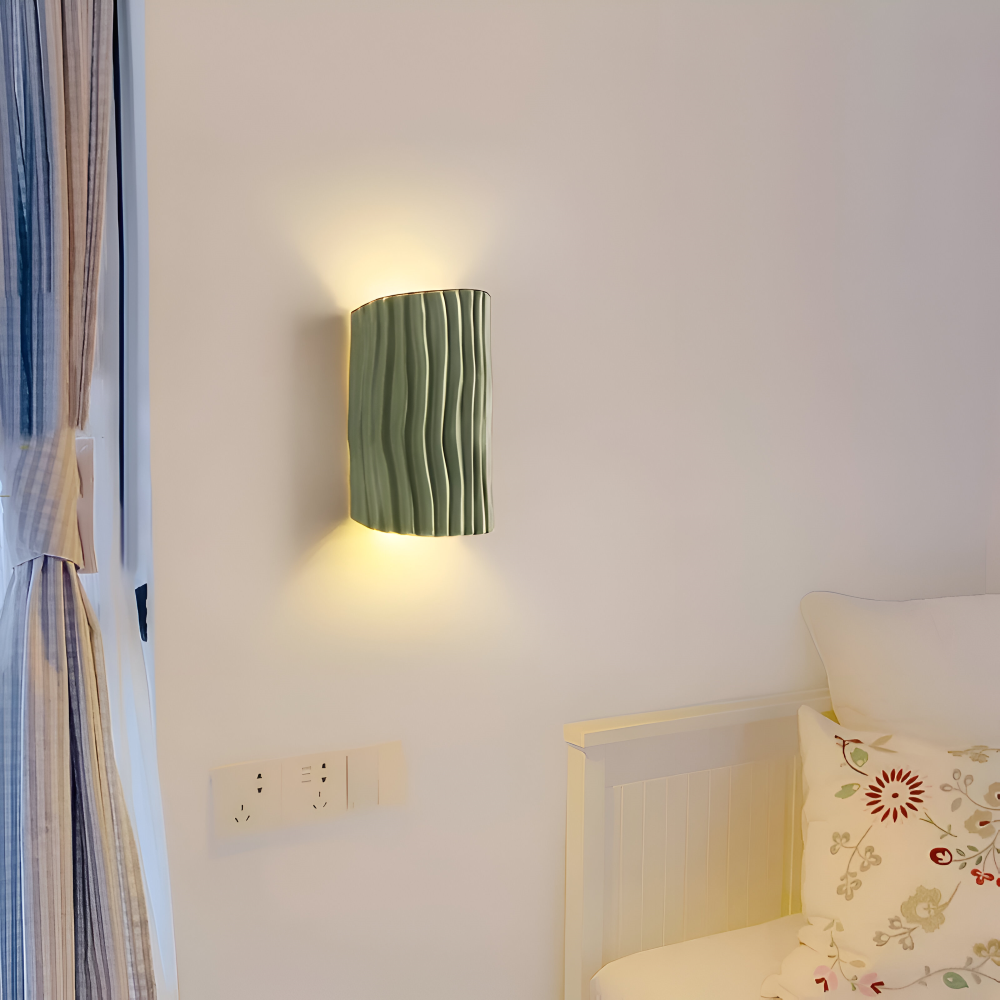 HuePleat – Kurvig Plisserad Vägglampa i Resin med Upp- och Nedåtriktad LED-belysning