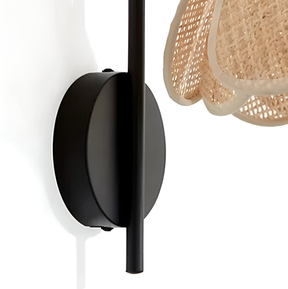 SoraLeaf – Japansk Wabi Sabi Vägglampa i Rattan | Handgjord Blombladsdesign med Naturlig Elegans