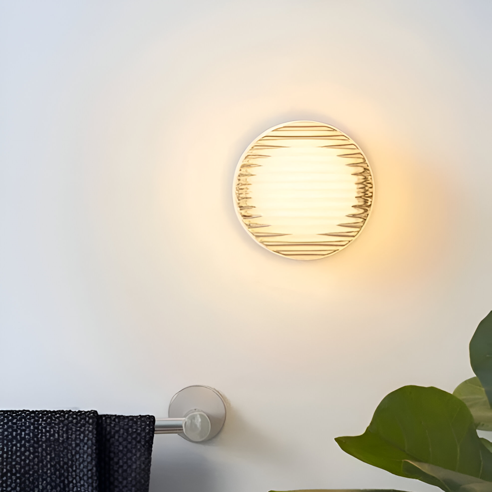 LumiJell – Ribbad Rund Vägglampa i Bärnsten & Vitt Glas med Minimalistisk Design
