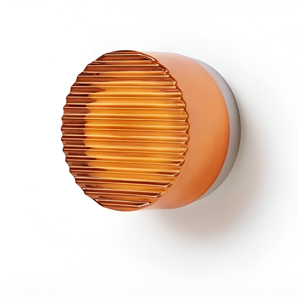 LumiJell – Ribbad Rund Vägglampa i Bärnsten & Vitt Glas med Minimalistisk Design