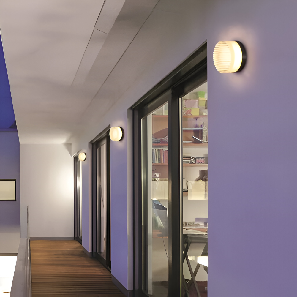 LumiJell – Ribbad Rund Vägglampa i Bärnsten & Vitt Glas med Minimalistisk Design