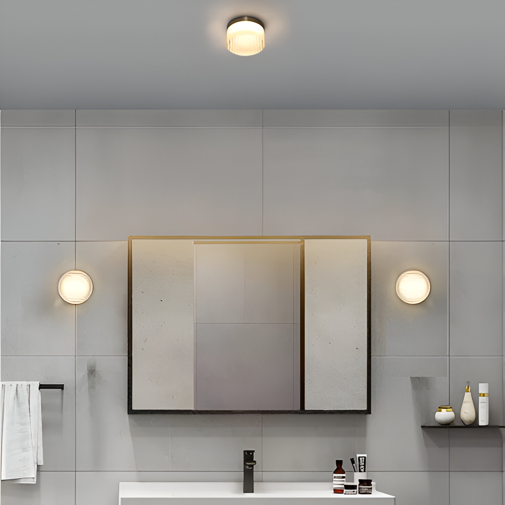 LumiJell – Ribbad Rund Vägglampa i Bärnsten & Vitt Glas med Minimalistisk Design