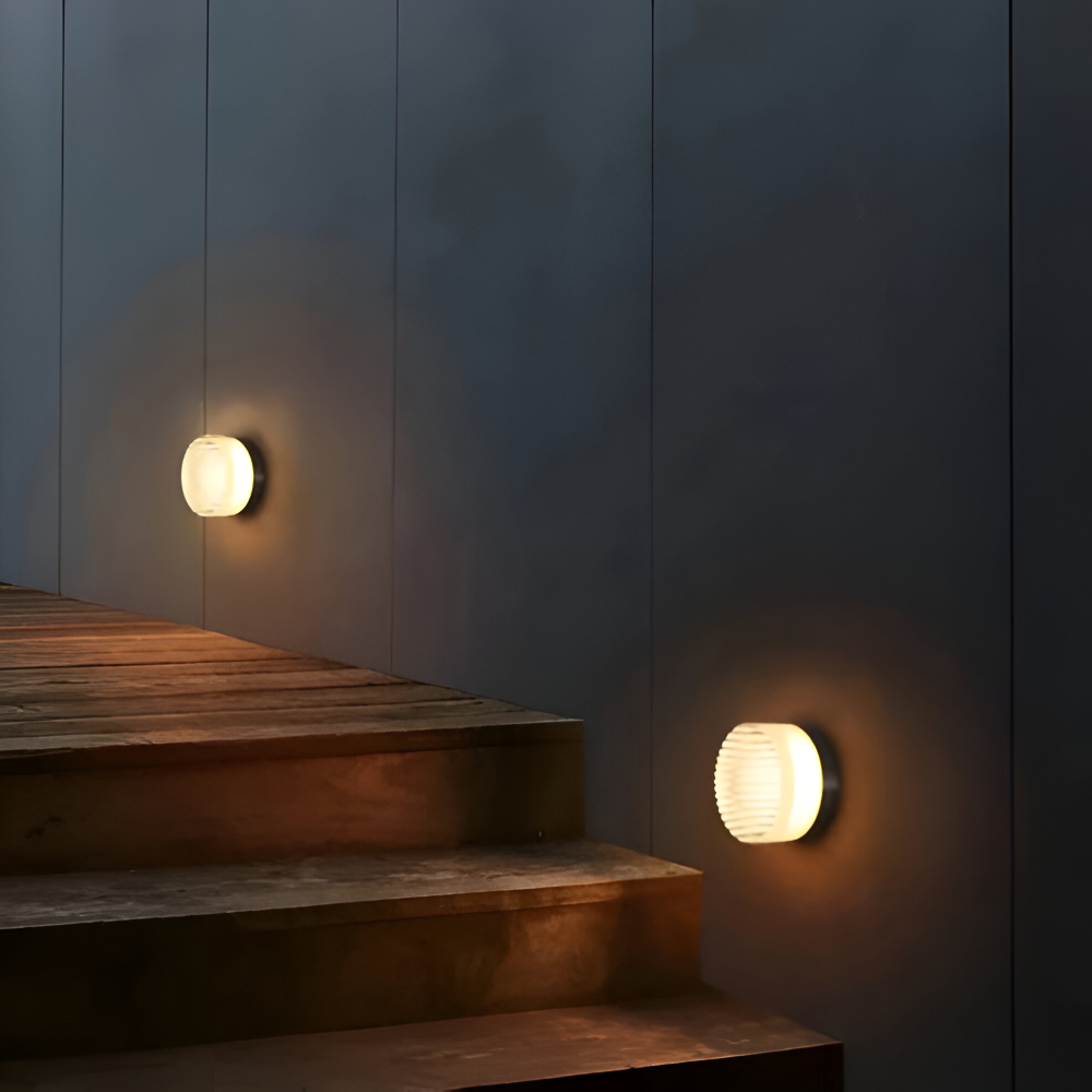 LumiJell – Ribbad Rund Vägglampa i Bärnsten & Vitt Glas med Minimalistisk Design