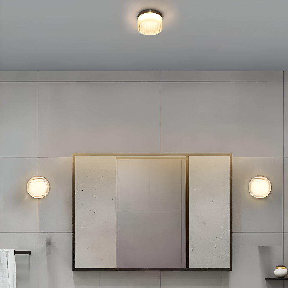 LumiJell – Ribbad Rund Vägglampa i Bärnsten & Vitt Glas med Minimalistisk Design