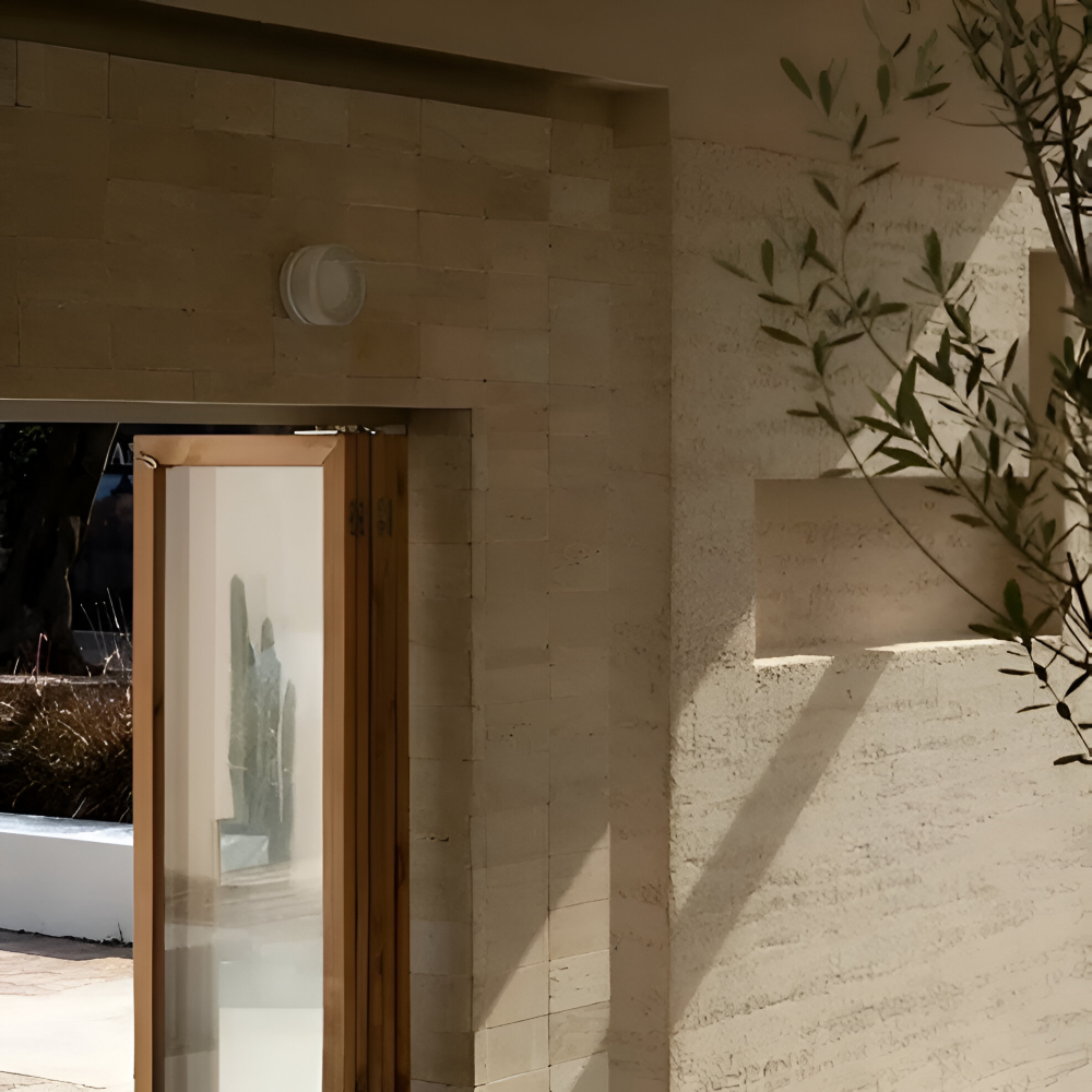 LumiJell – Ribbad Rund Vägglampa i Bärnsten & Vitt Glas med Minimalistisk Design