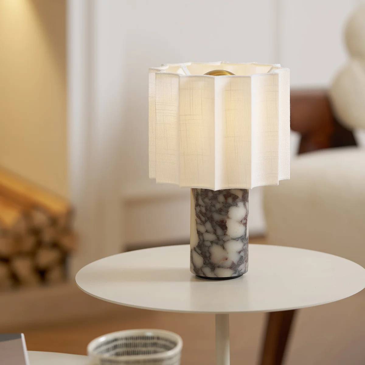 Orvinna – Elegant Marmorbordslampa med Varm Belysning