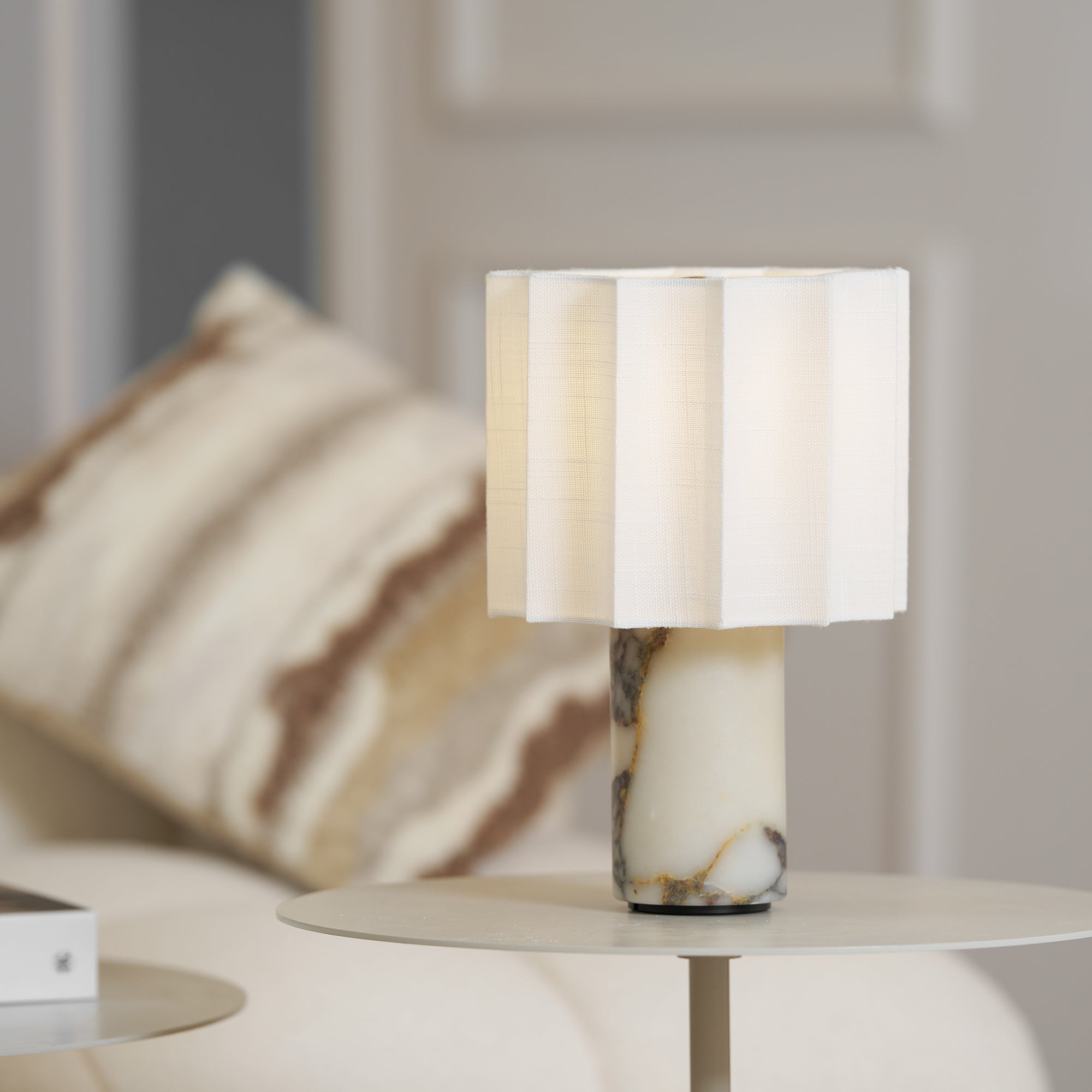 Orvinna – Elegant Marmorbordslampa med Varm Belysning