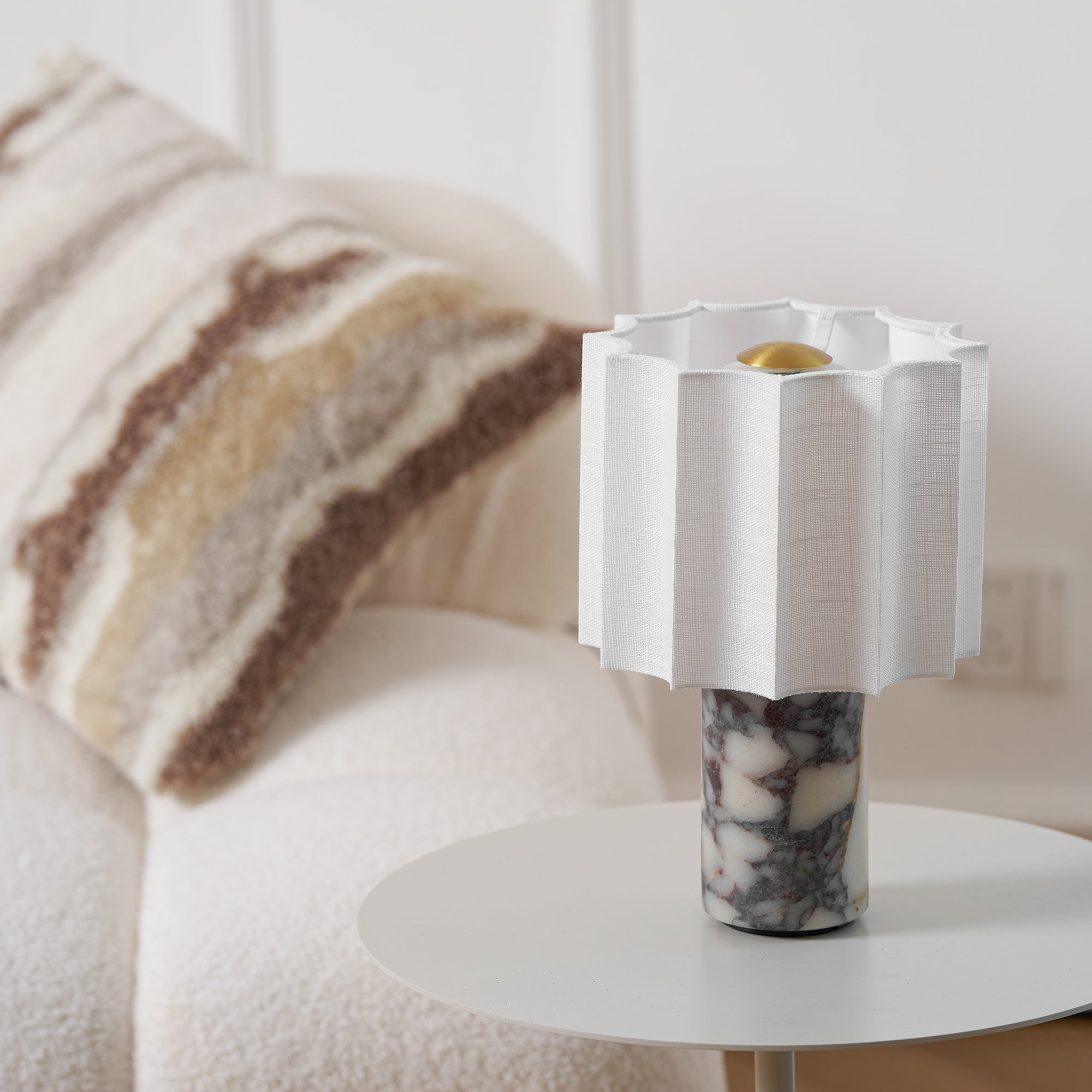 Orvinna – Elegant Marmorbordslampa med Varm Belysning