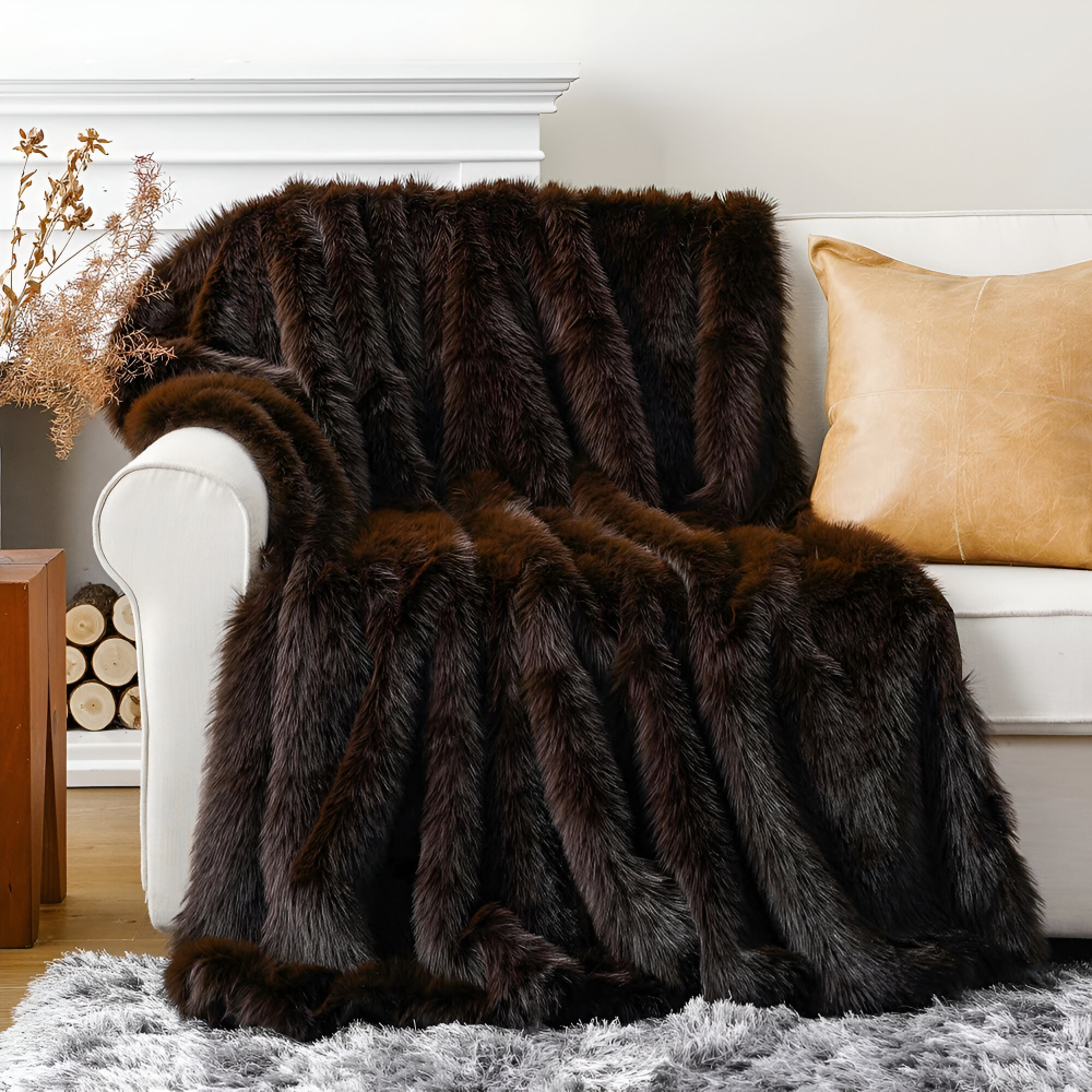 FurVelvet Plaid – Lyxig Konstpälsfilt med Eleganta Minkdetaljer