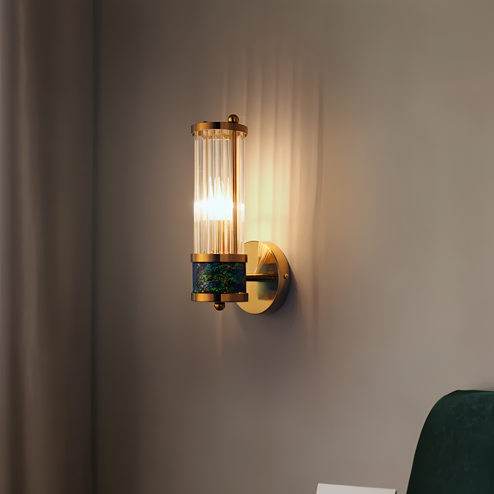 Aurelia – Vägglampa i Guld med Ribbade Kristalldetaljer och E14 LED-belysning