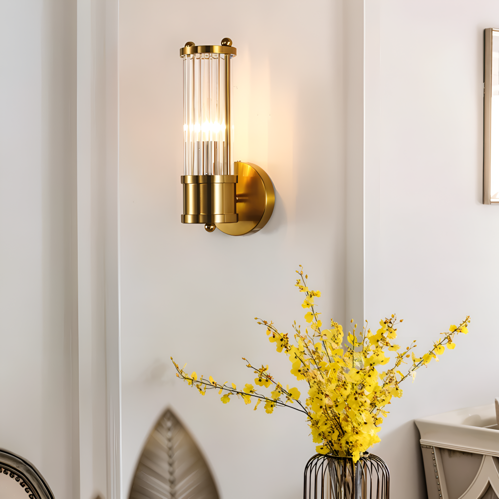 Aurelia – Vägglampa i Guld med Ribbade Kristalldetaljer och E14 LED-belysning