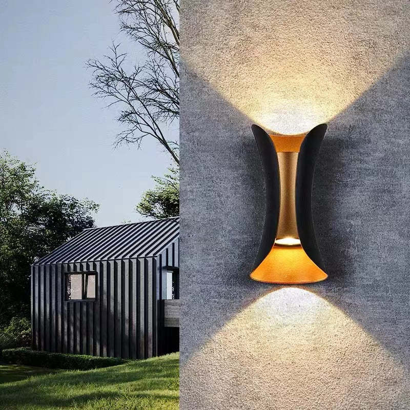 LjusLyx – Modern LED Vägglampa för Utomhusbruk med Elegant Design