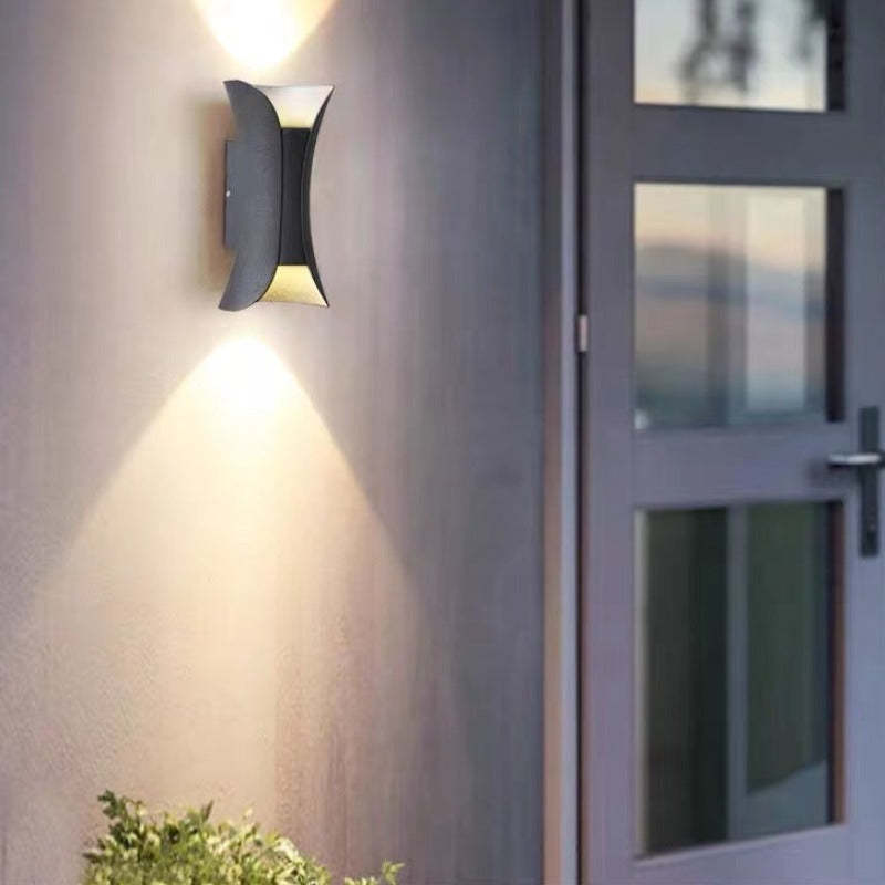 LjusLyx – Modern LED Vägglampa för Utomhusbruk med Elegant Design