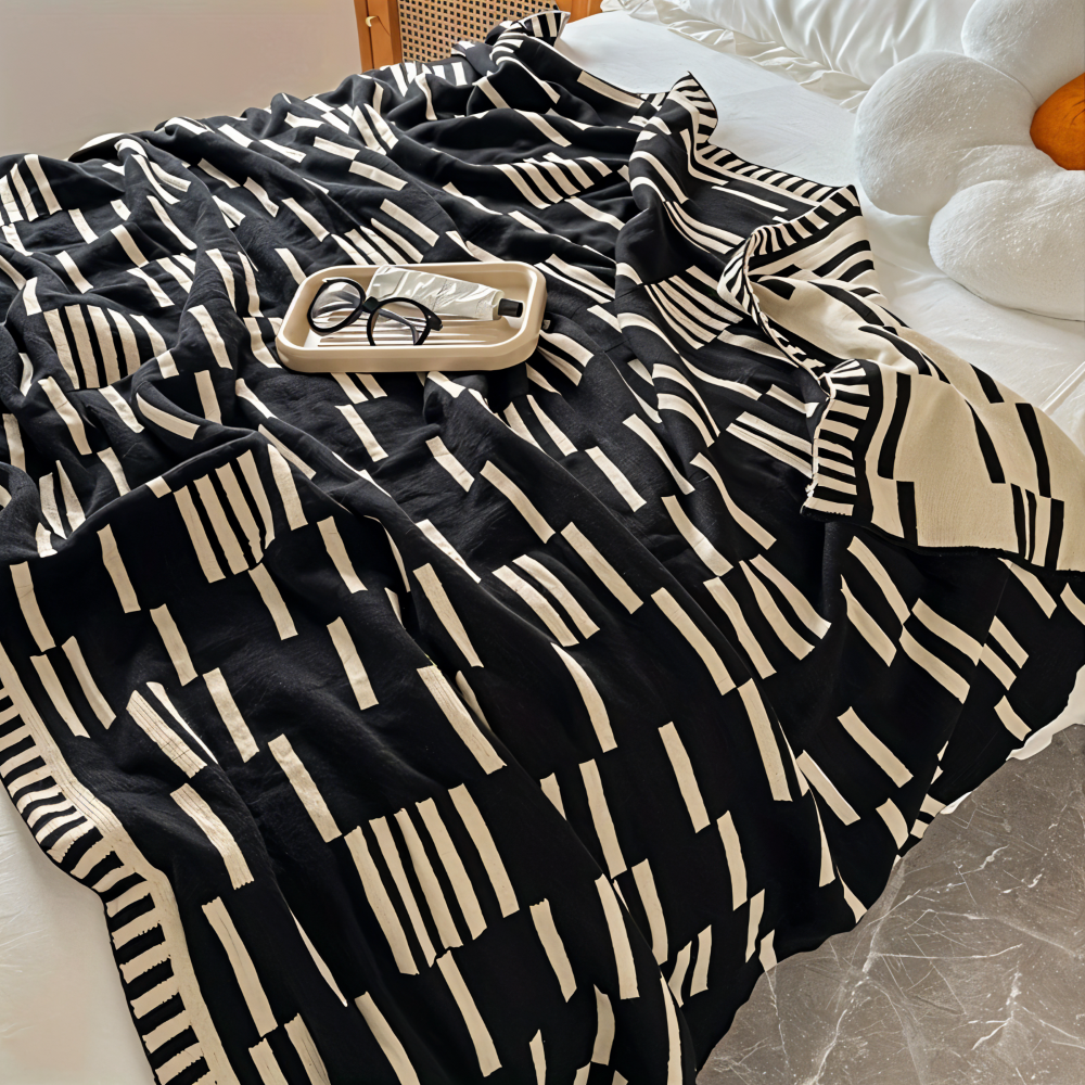 MonoStripe Haven – Stickad Akrylfilt i Svart & Beige