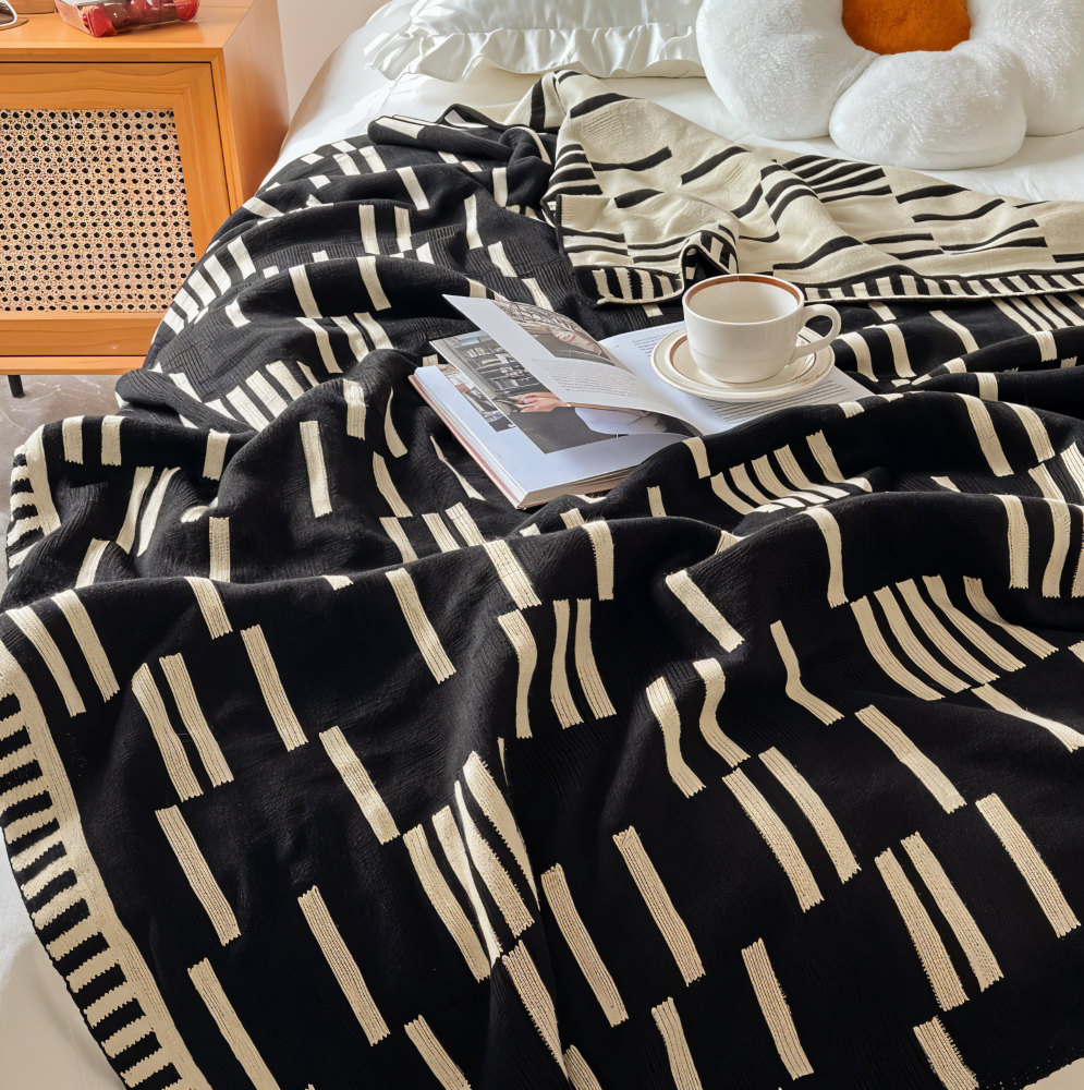 MonoStripe Haven – Stickad Akrylfilt i Svart & Beige