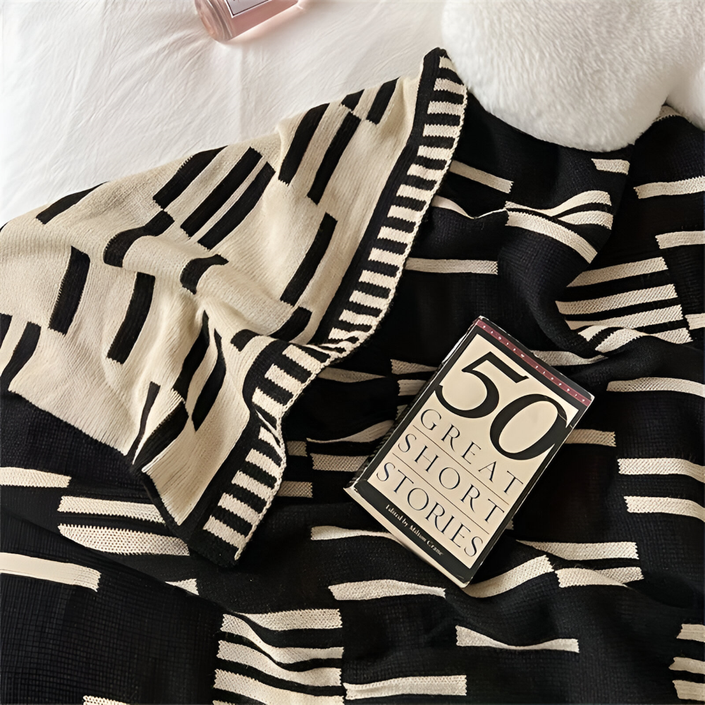 MonoStripe Haven – Stickad Akrylfilt i Svart & Beige