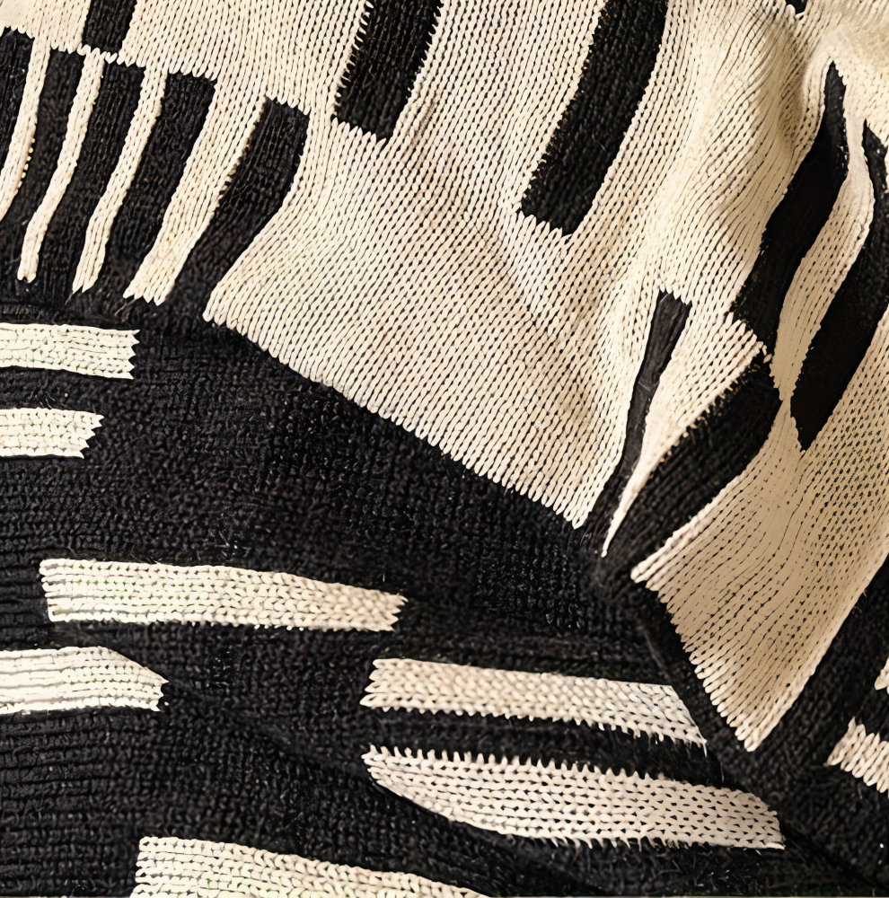 MonoStripe Haven – Stickad Akrylfilt i Svart & Beige