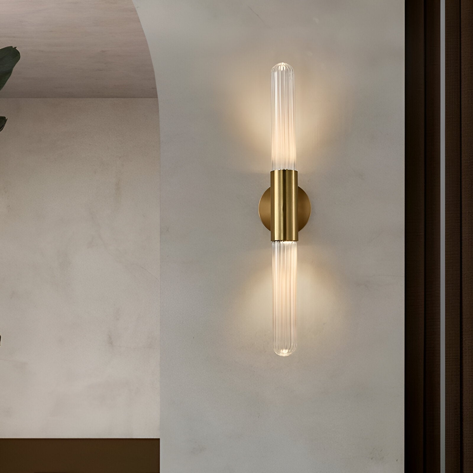 Modern vägglampa i glas och mässingsfinish