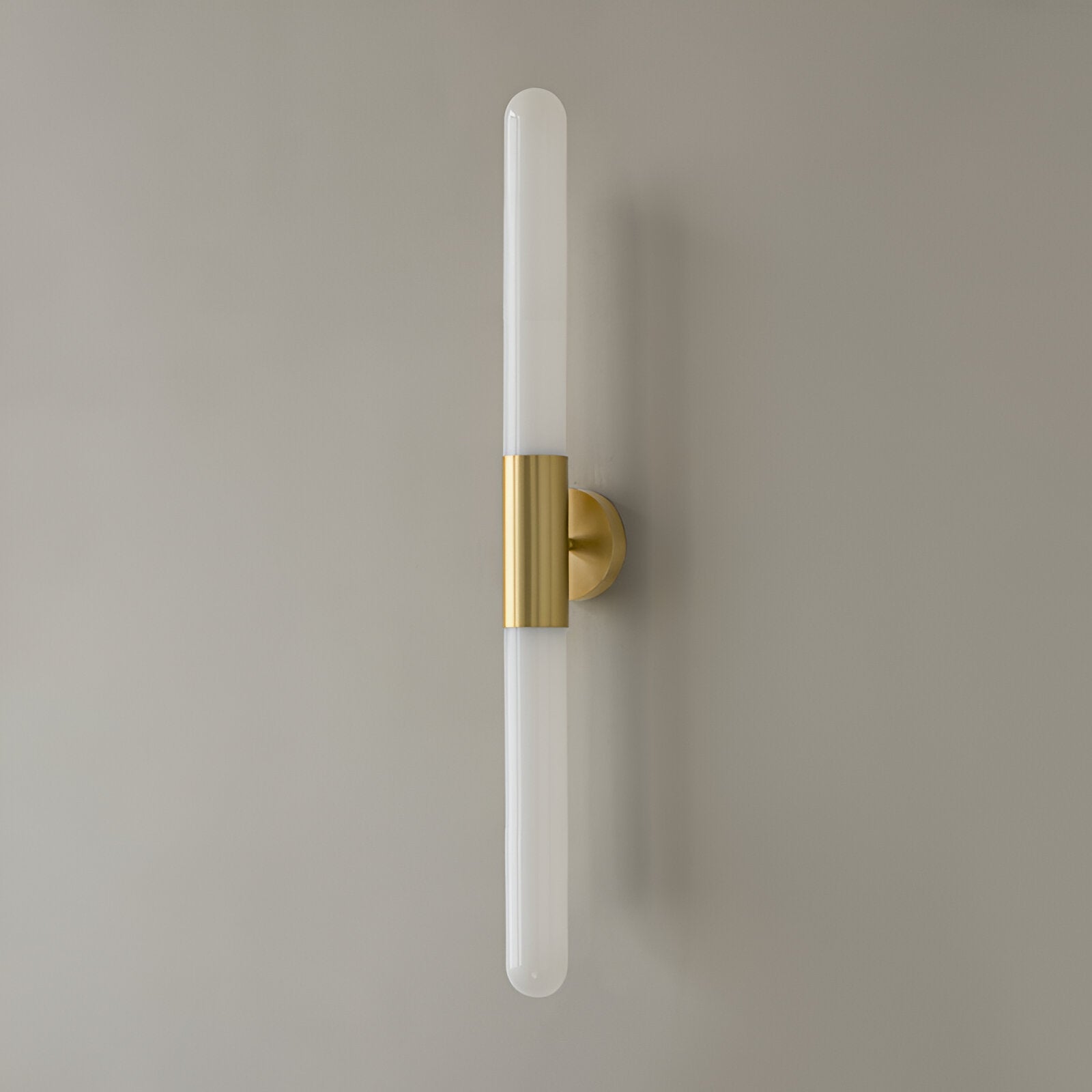 Modern vägglampa i glas och mässingsfinish