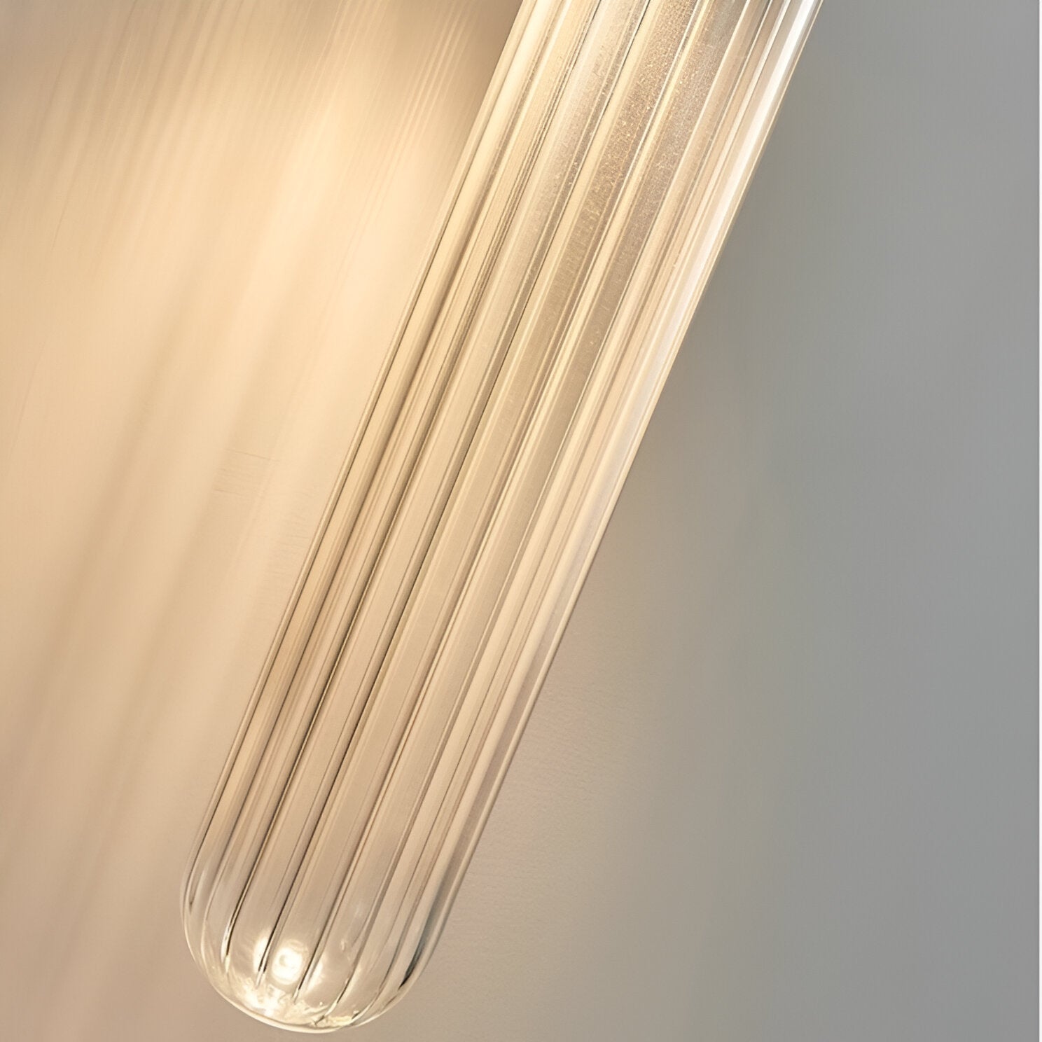 Modern vägglampa i glas och mässingsfinish