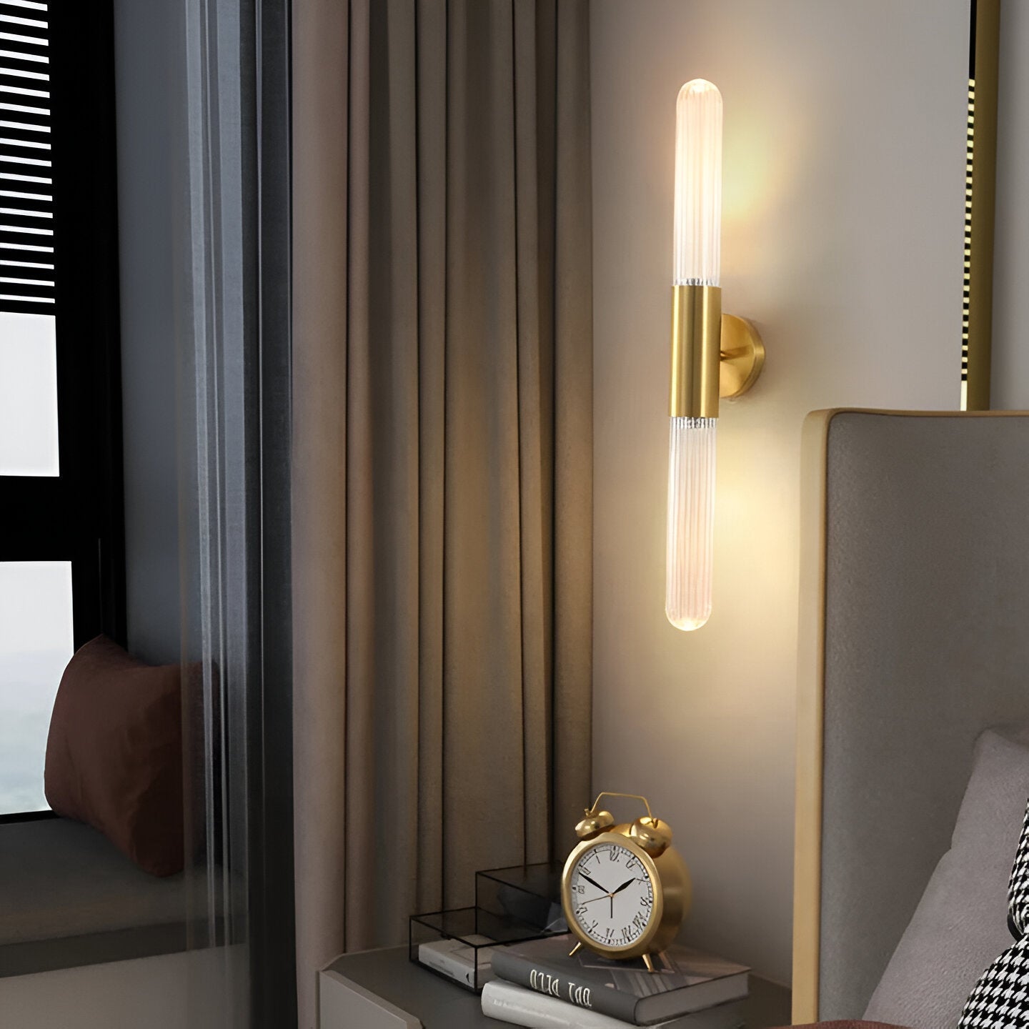 Modern vägglampa i glas och mässingsfinish