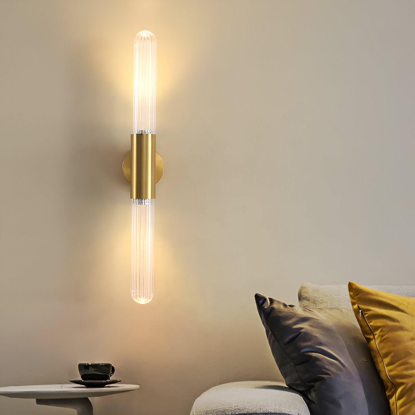 Modern vägglampa i glas och mässingsfinish