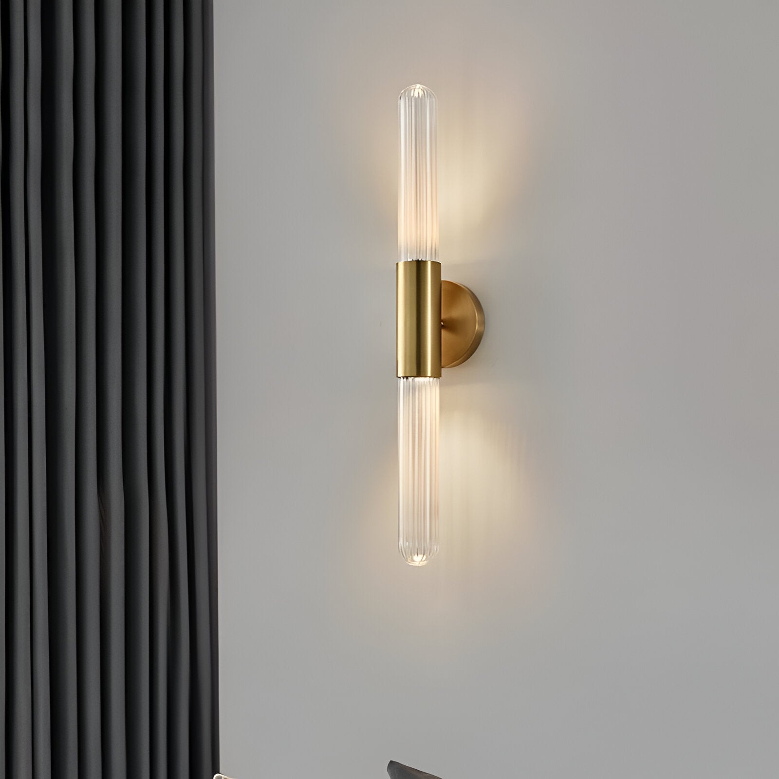 Modern vägglampa i glas och mässingsfinish