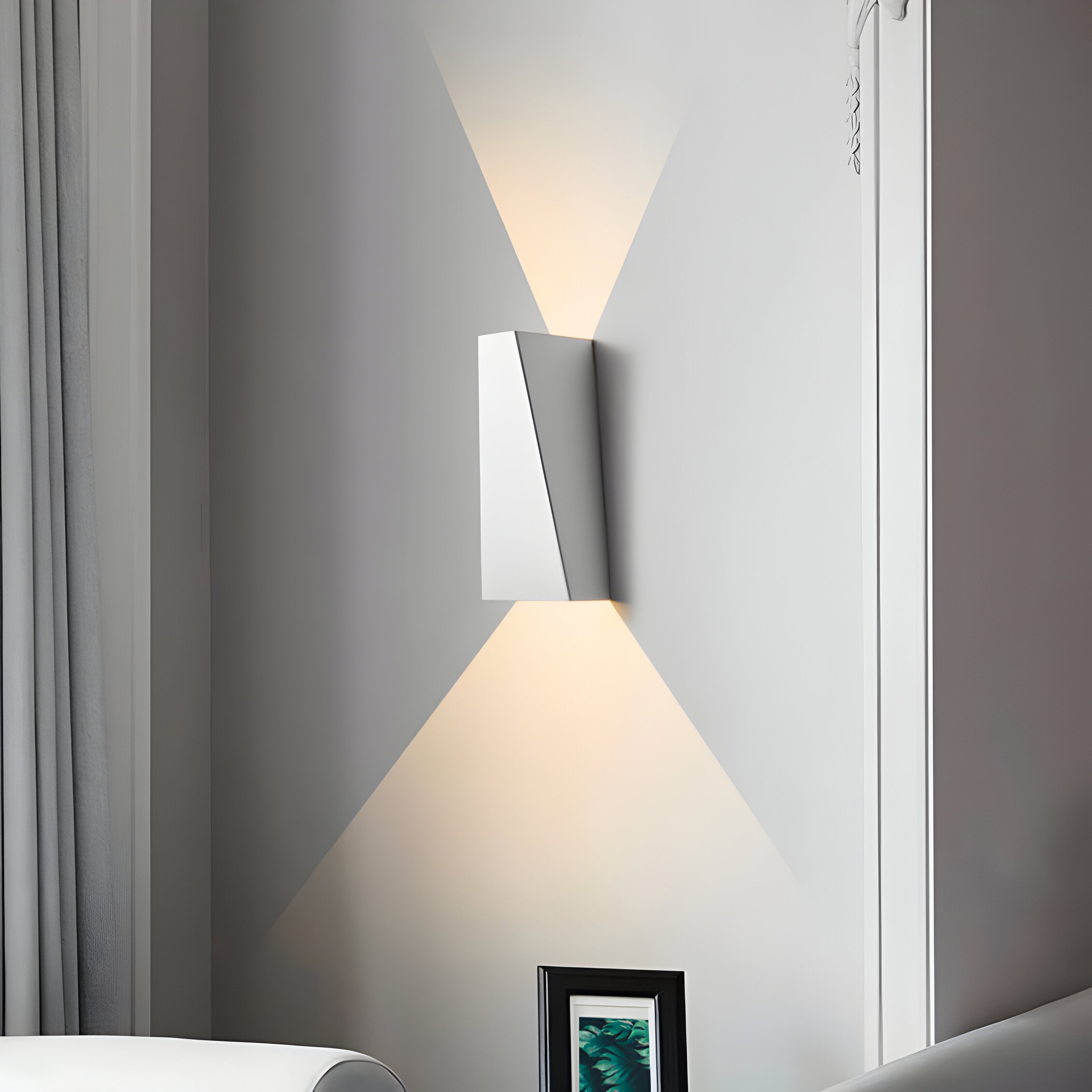 AlumiRay – Trapetsformad Vägglampa i Aluminium | Minimalistisk LED Väggbelysning med Upp & Ner Ljus