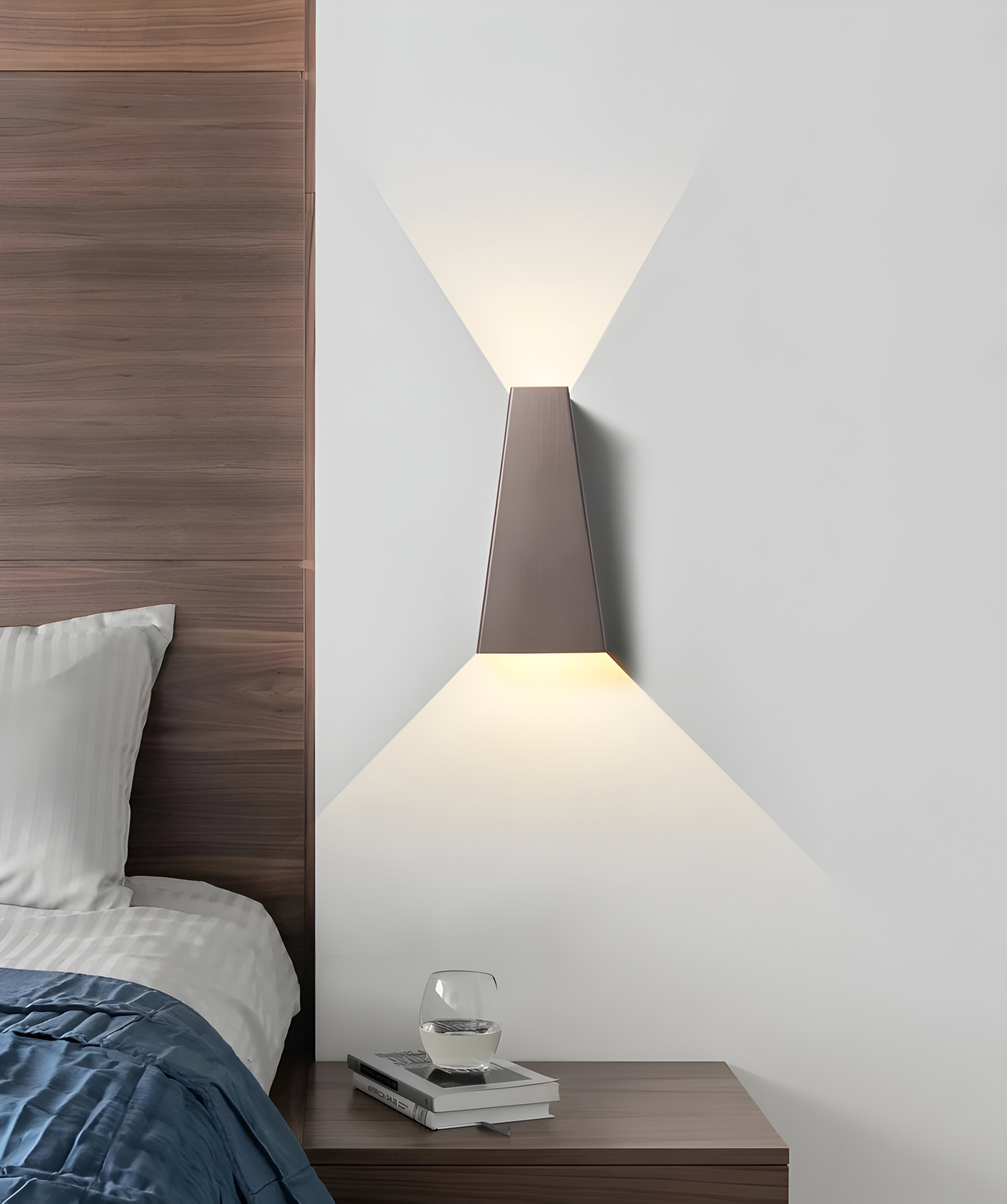 AlumiRay – Trapetsformad Vägglampa i Aluminium | Minimalistisk LED Väggbelysning med Upp & Ner Ljus