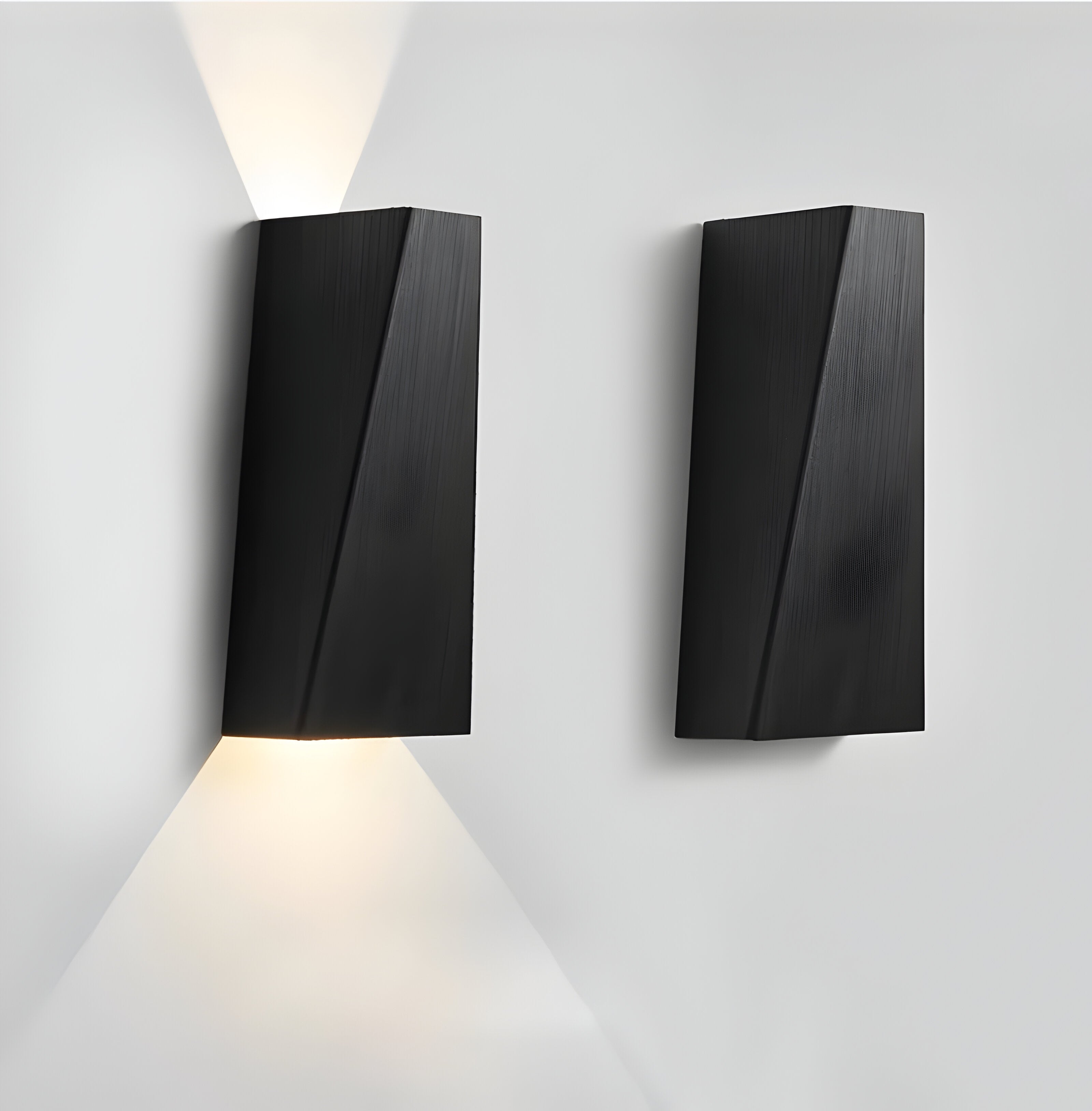 AlumiRay – Trapetsformad Vägglampa i Aluminium | Minimalistisk LED Väggbelysning med Upp & Ner Ljus