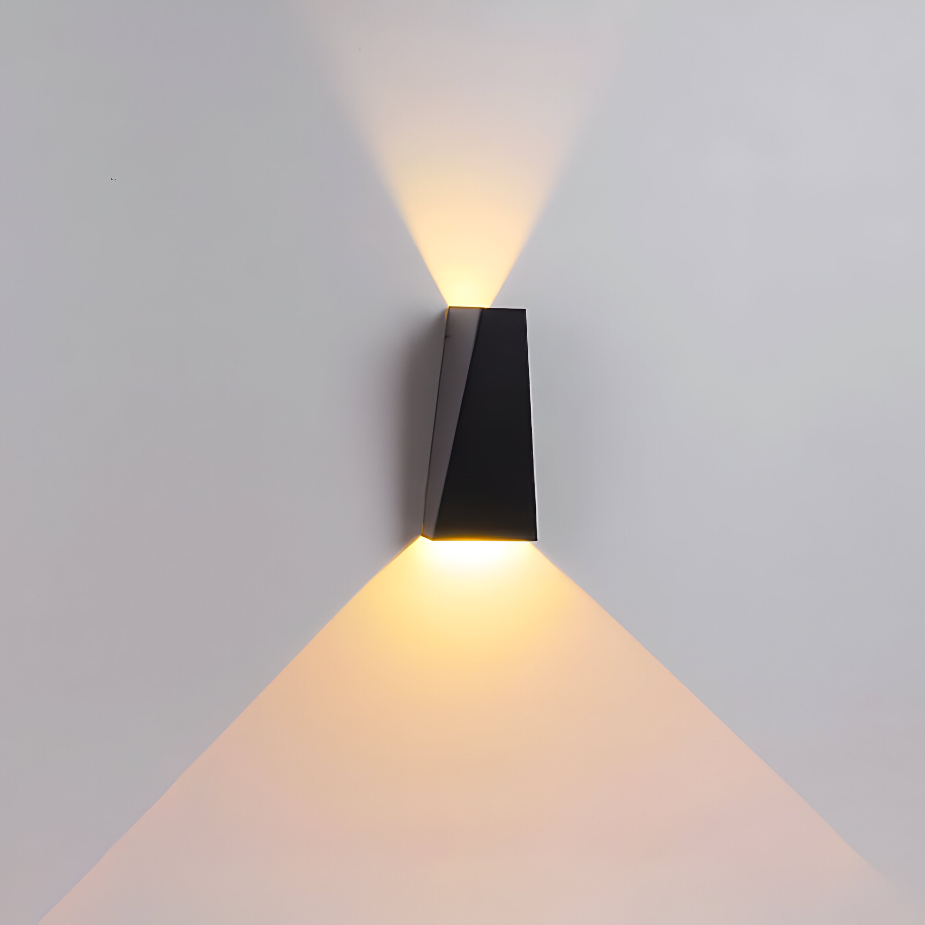 AlumiRay – Trapetsformad Vägglampa i Aluminium | Minimalistisk LED Väggbelysning med Upp & Ner Ljus