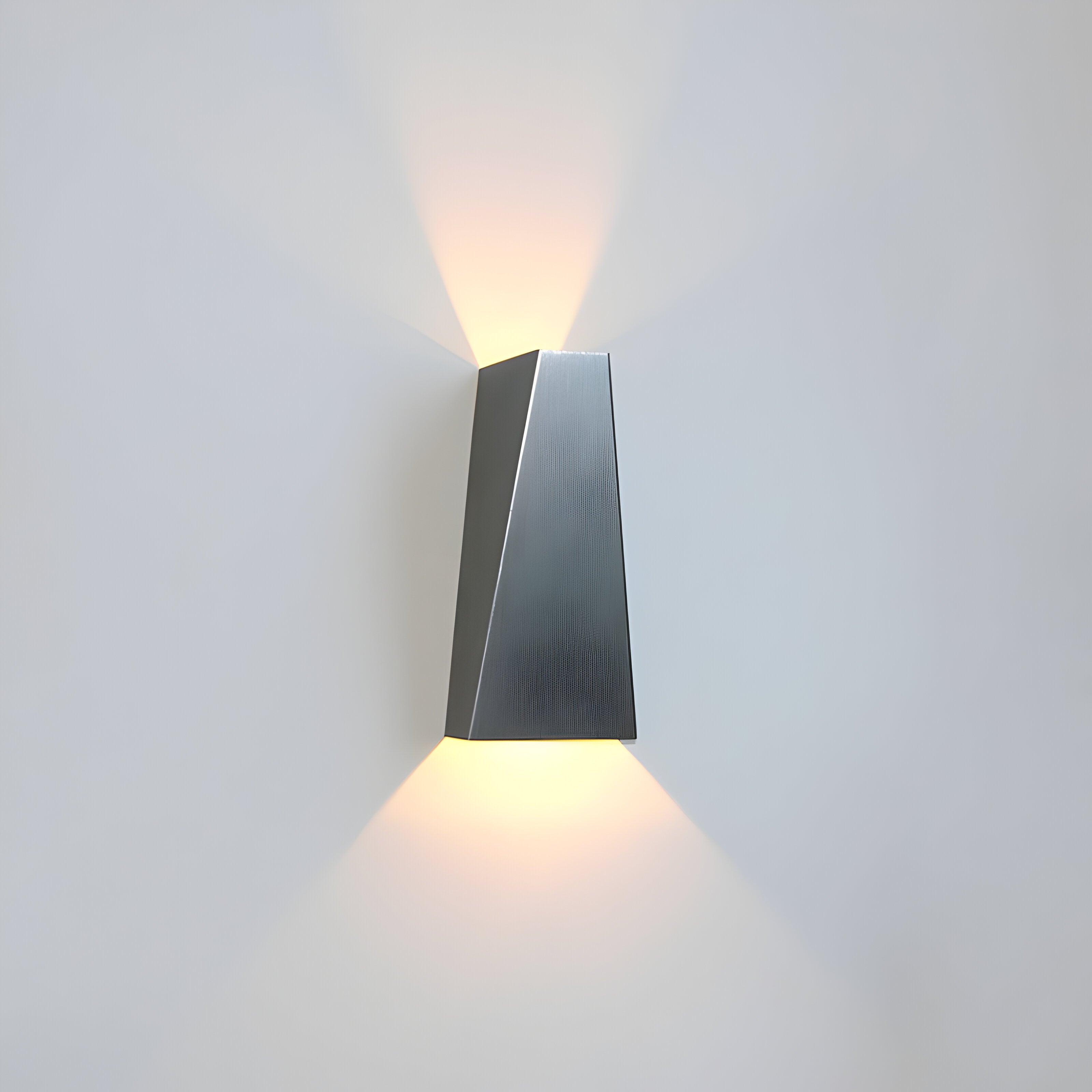 AlumiRay – Trapetsformad Vägglampa i Aluminium | Minimalistisk LED Väggbelysning med Upp & Ner Ljus