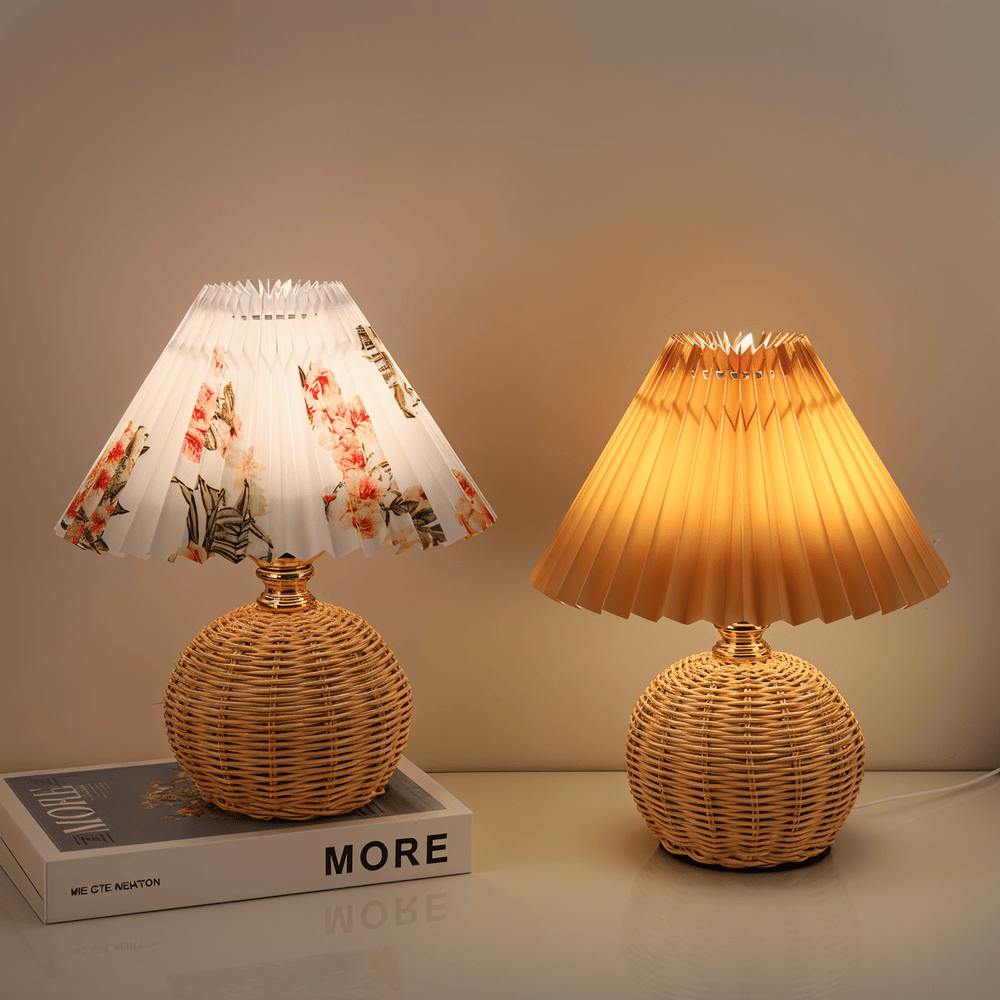 Brolly – Plisserad Retro Bordslampa i Rotting med Konisk Skärm