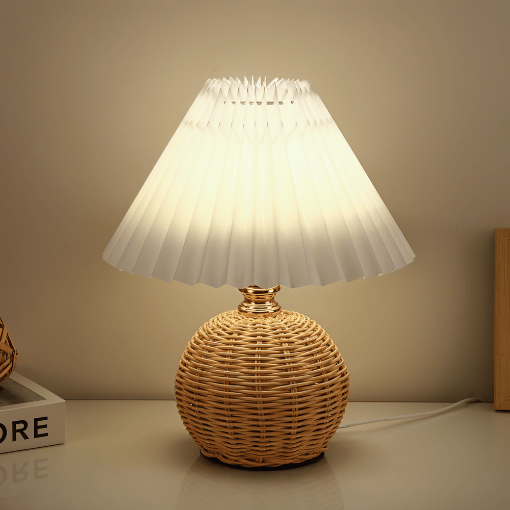 Brolly – Plisserad Retro Bordslampa i Rotting med Konisk Skärm