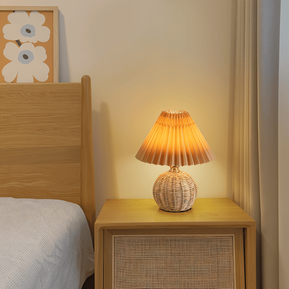 Brolly – Plisserad Retro Bordslampa i Rotting med Konisk Skärm