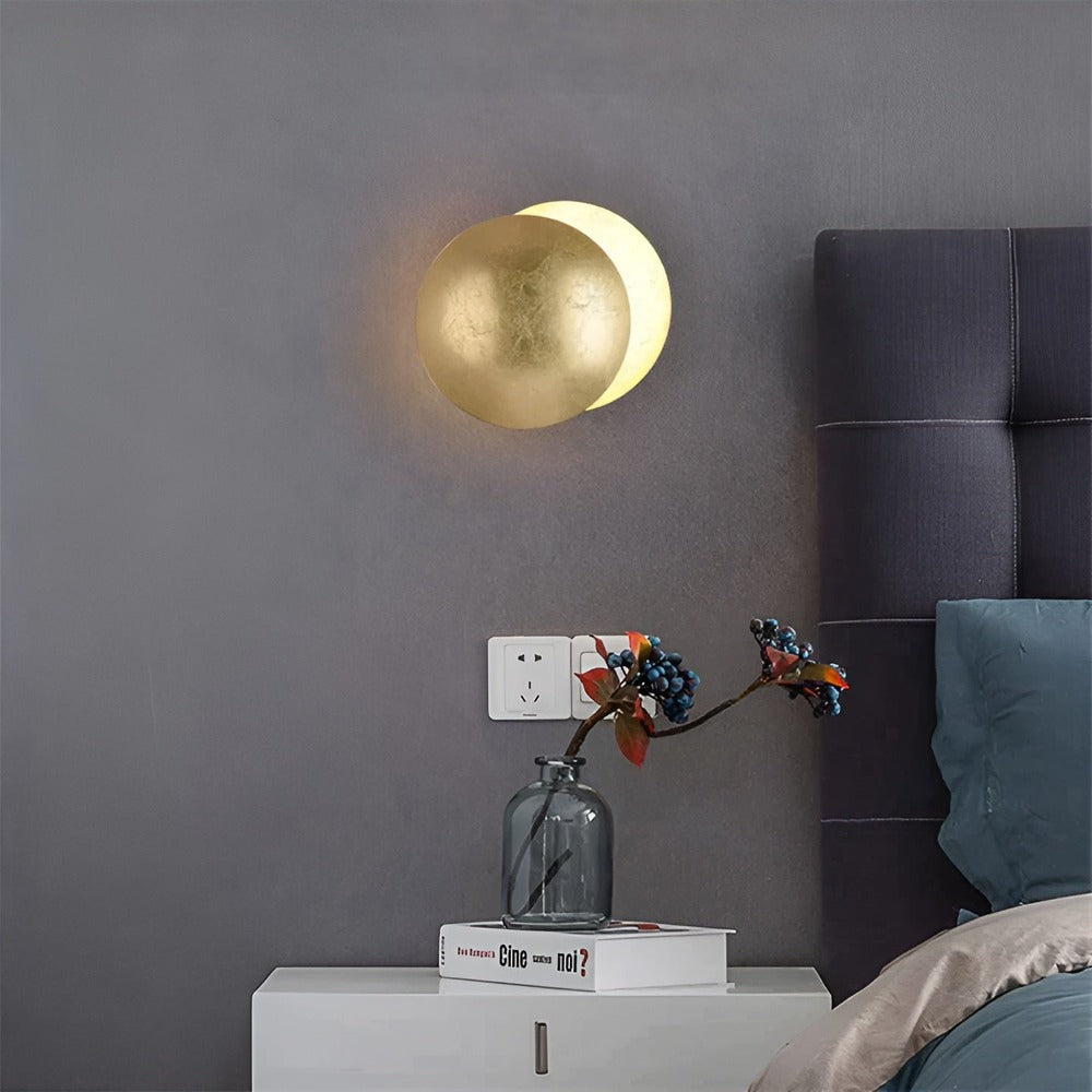 LunaraSphere – 360° Roterbar LED Vägglampa med Himmelsk Design