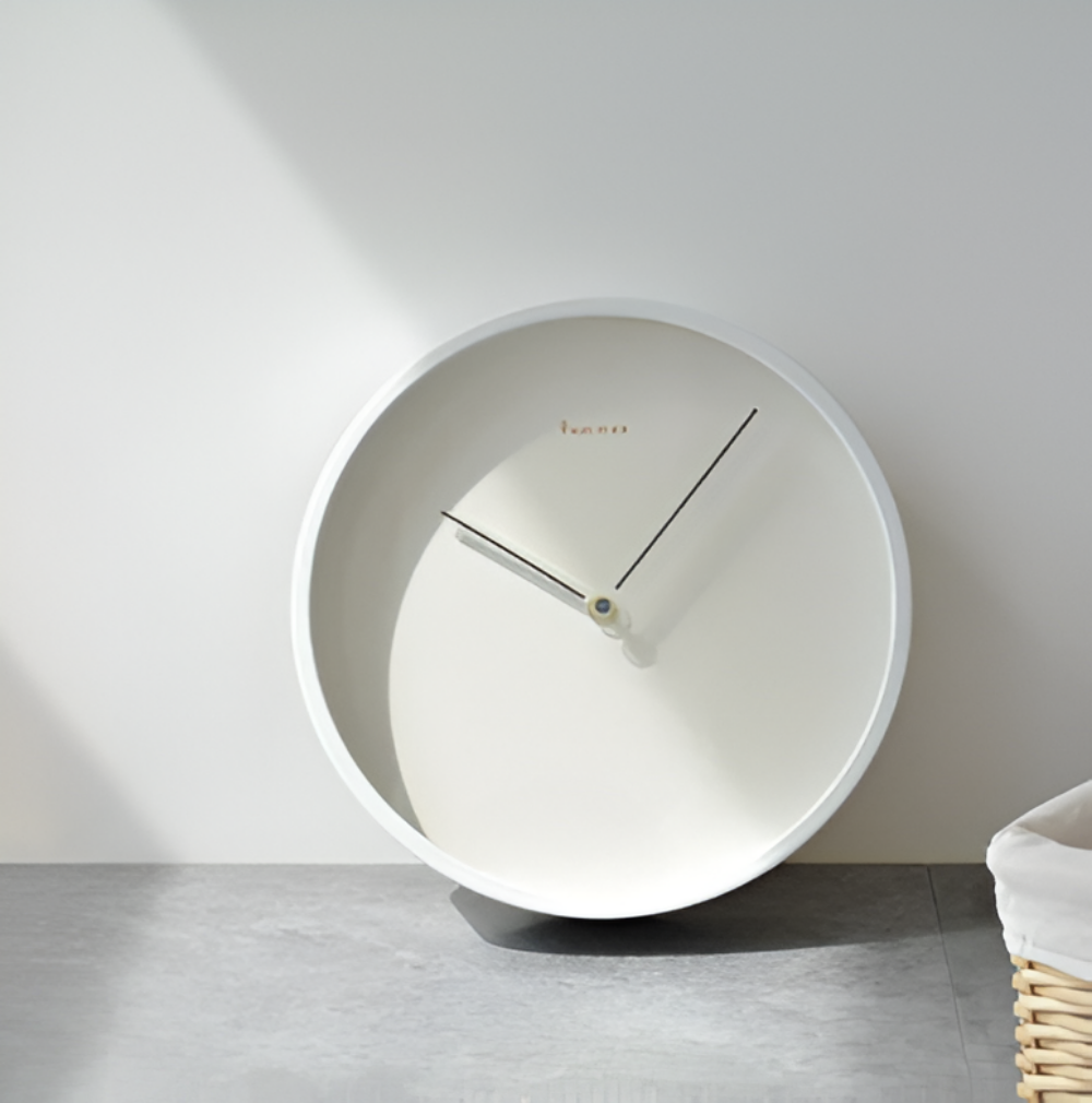 HaloQuiet – Elegant Vit Metallväggklocka i Modern Minimalism