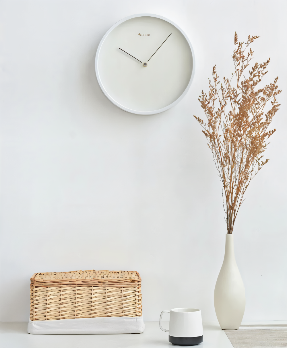 HaloQuiet – Elegant Vit Metallväggklocka i Modern Minimalism