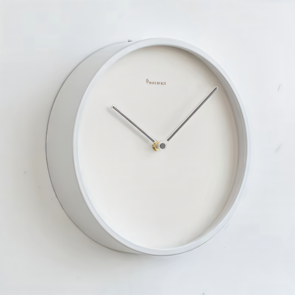HaloQuiet – Elegant Vit Metallväggklocka i Modern Minimalism