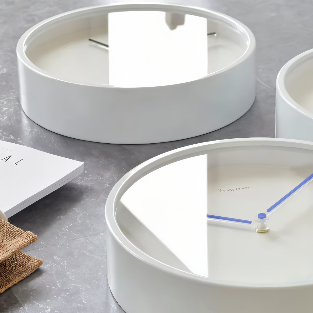 HaloQuiet – Elegant Vit Metallväggklocka i Modern Minimalism