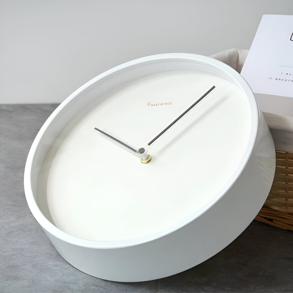 HaloQuiet – Elegant Vit Metallväggklocka i Modern Minimalism
