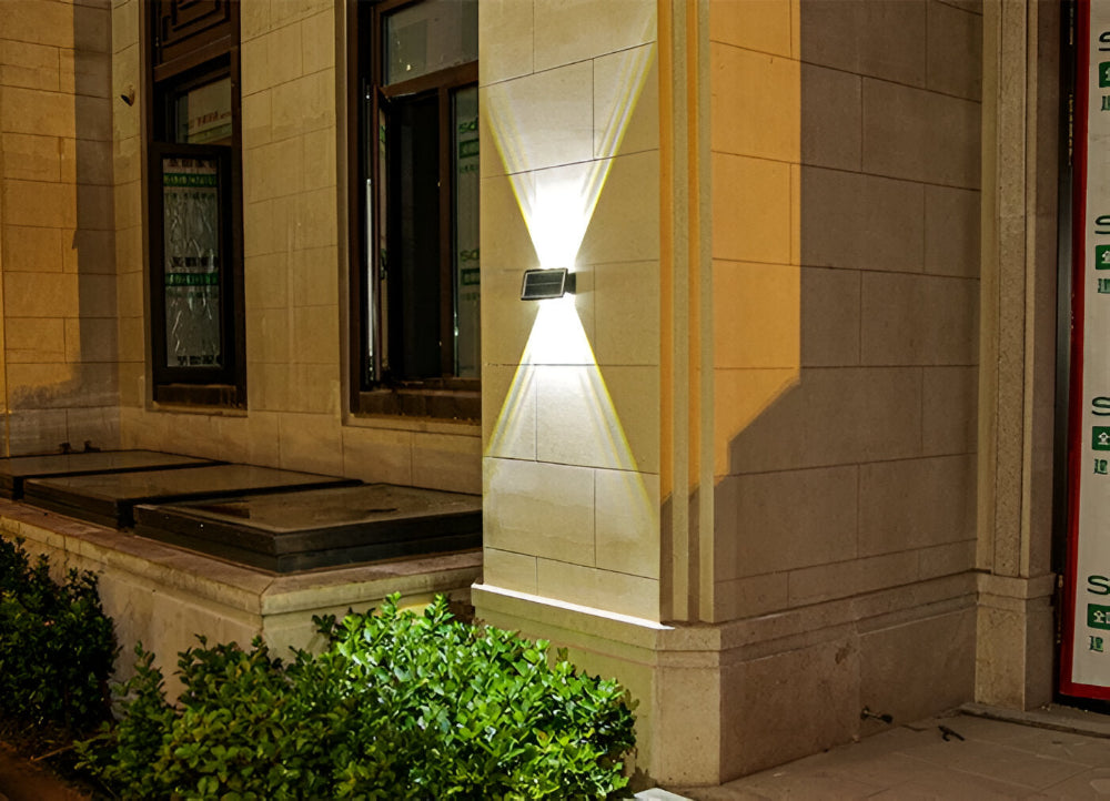 DualLit – Solcellsdriven Trädgårdsbelysning | Vattentät LED Vägglampa med Up & Down Ljus för Utomhusbruk