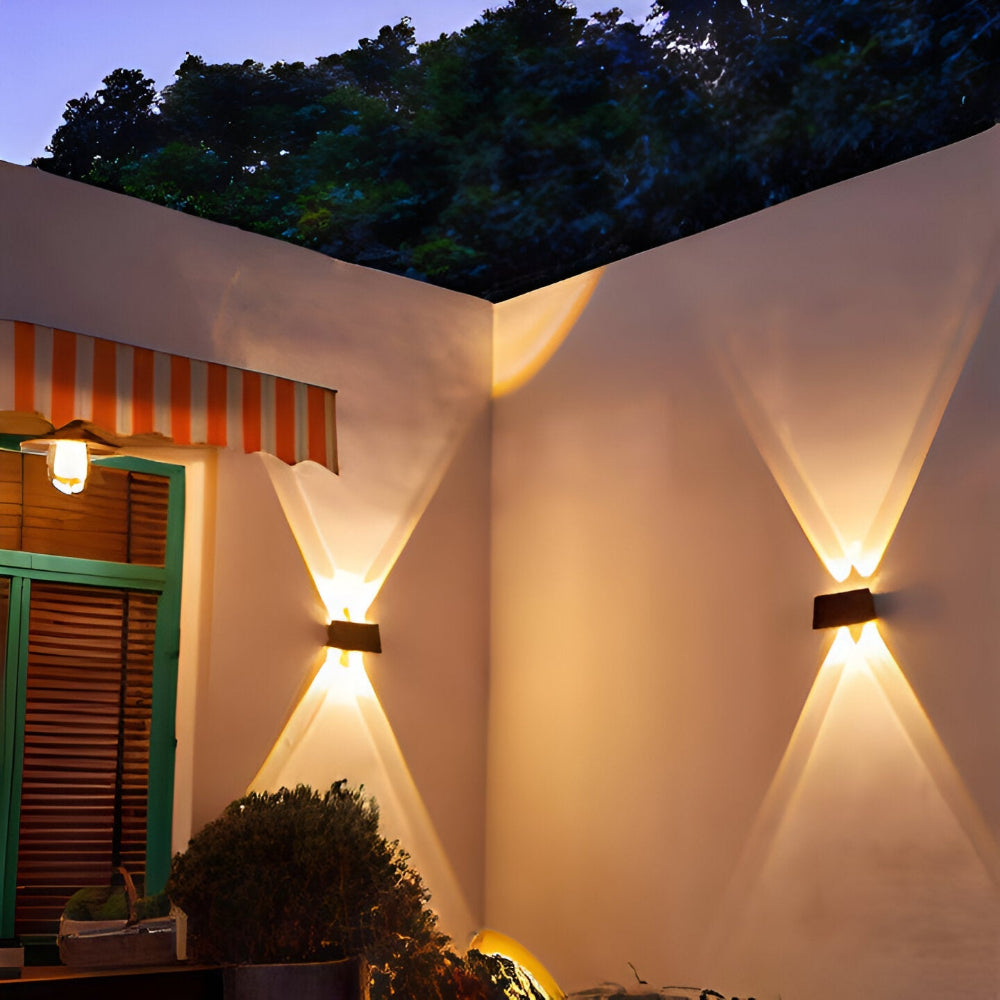 DualLit – Solcellsdriven Trädgårdsbelysning | Vattentät LED Vägglampa med Up & Down Ljus för Utomhusbruk