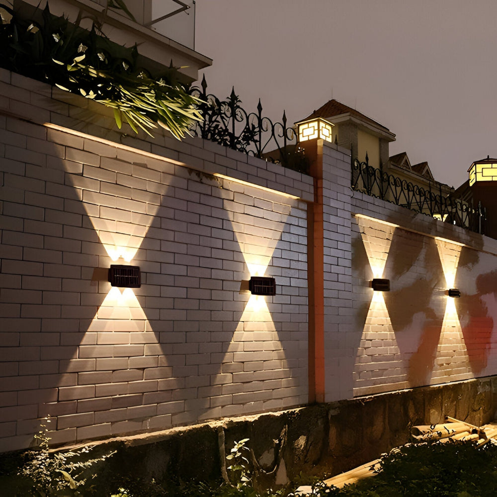 DualLit – Solcellsdriven Trädgårdsbelysning | Vattentät LED Vägglampa med Up & Down Ljus för Utomhusbruk