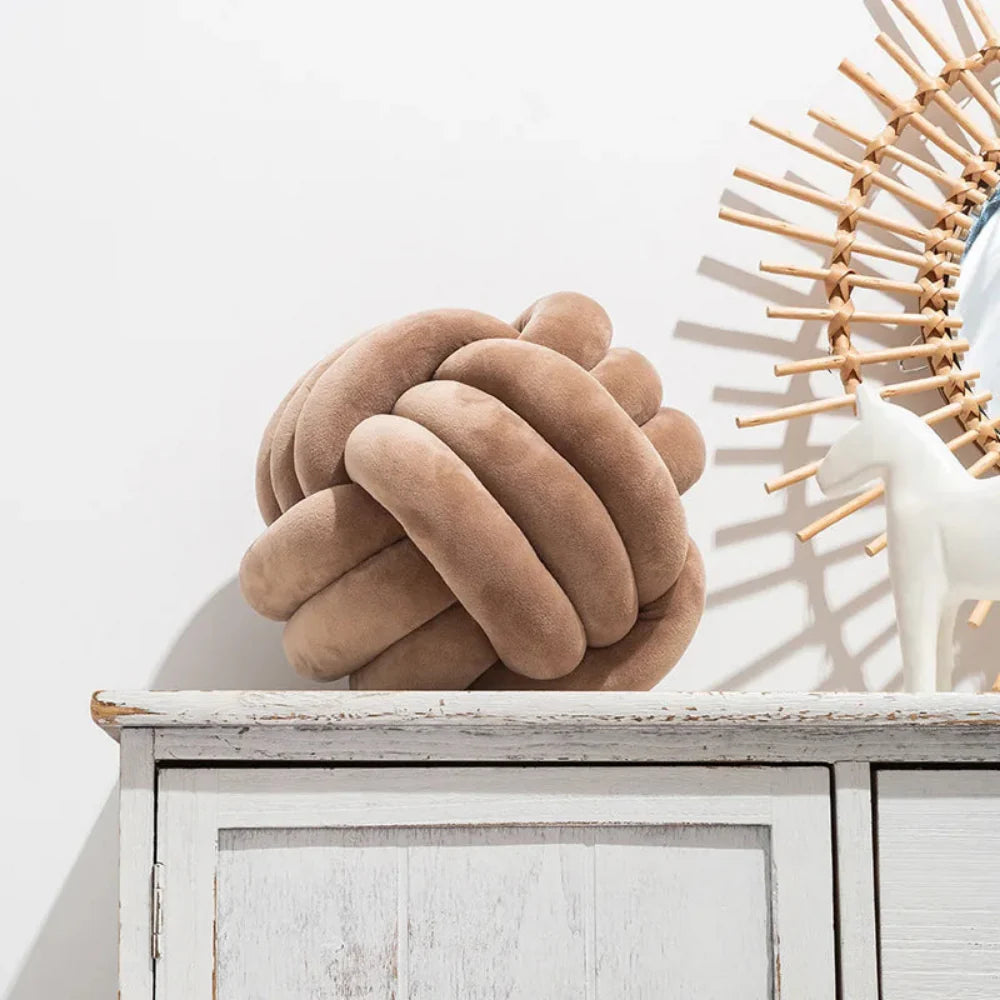 Handknuten Rund Sammetkudde – Mjuk & Modern Plyschkudde för Inredning