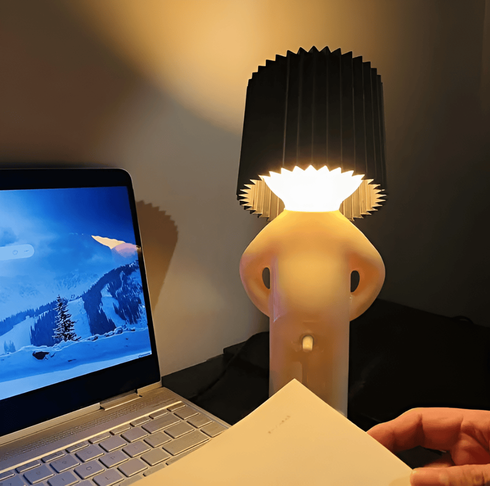 LumoPojke Bordslampa – Kreativ LED-Lampa med Blyg Figurdesign