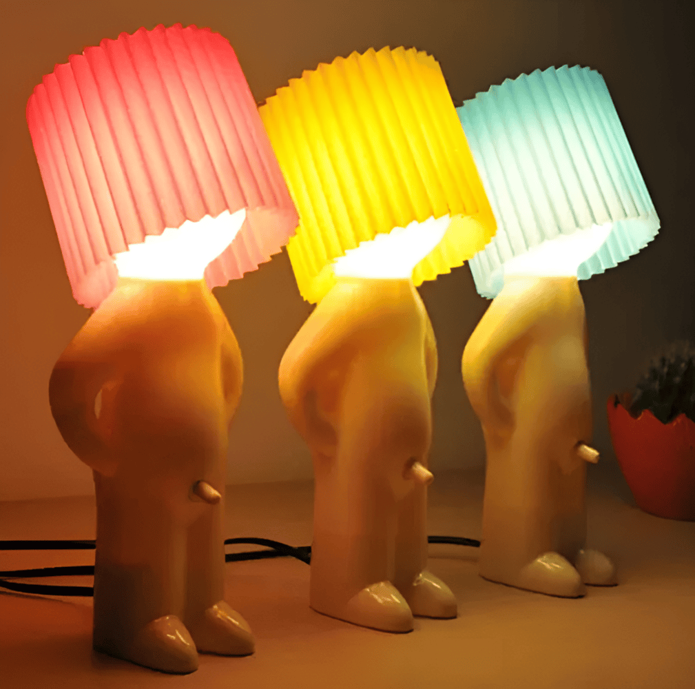 LumoPojke Bordslampa – Kreativ LED-Lampa med Blyg Figurdesign
